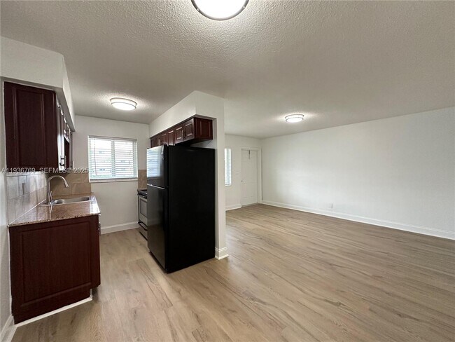 Foto del edificio - 110 NE 19th Ave