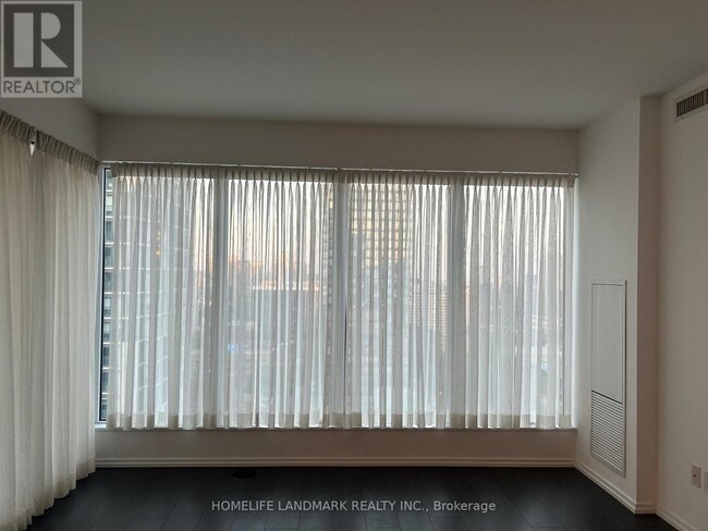 Building Photo - 68 Shuter St