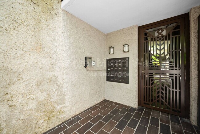 Foto del edificio - 2666 Tigertail Ave