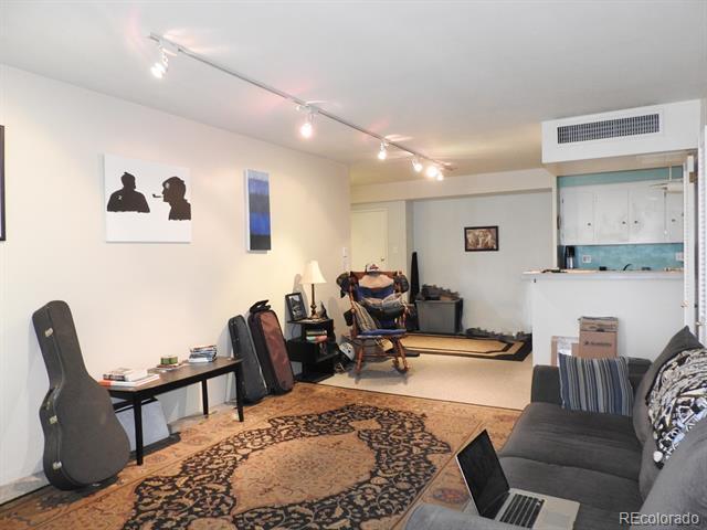 Foto del edificio - 790 N Washington St