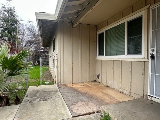 Building Photo - Cute 3/1 Duplex in Fair Oaks