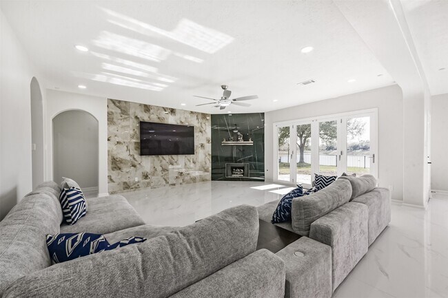 Foto del edificio - 2315 Bending Spring Dr