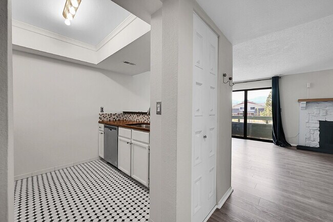 Foto del edificio - $1,320.95- 1 bed, 1 bath located in Colorado Spring with New In Unit Laundry!