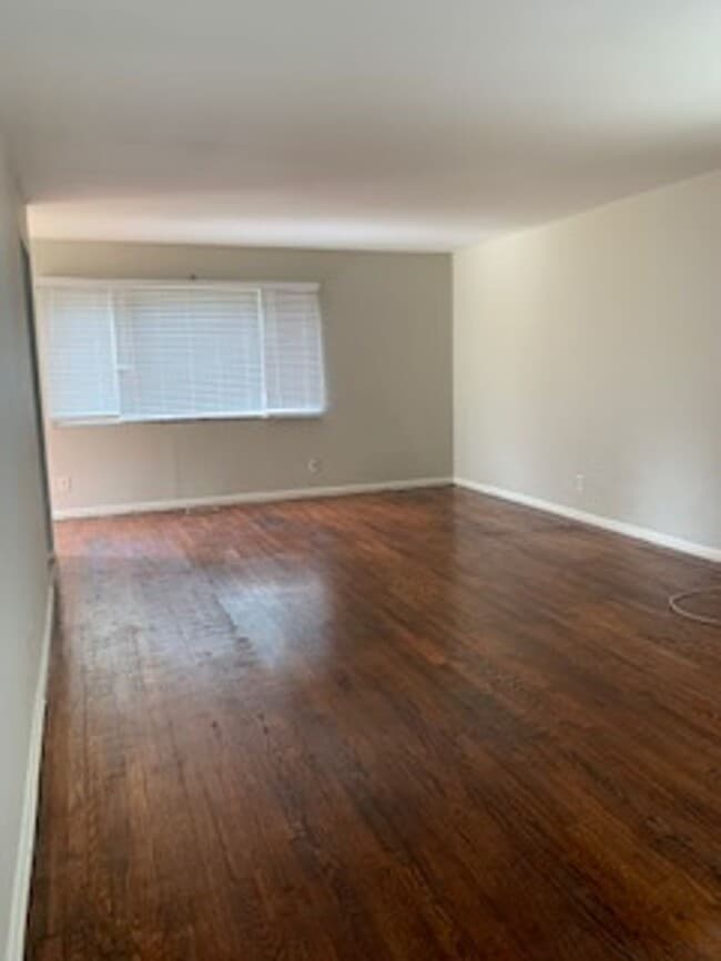 Building Photo - 1362 W Pruitt St