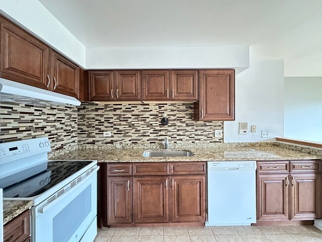 Building Photo - 1004 S River Rd