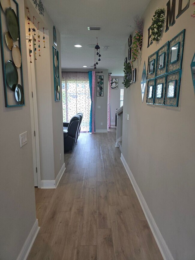 Building Photo - Gorgeous 5-Bedroom, 3-Bathroom in Riverview