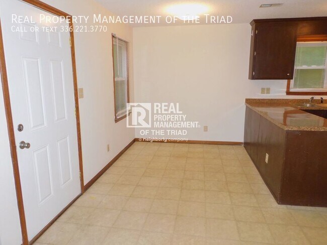 Building Photo - Spacious 3 Bedroom, 2 Bath in Greensboro 2...