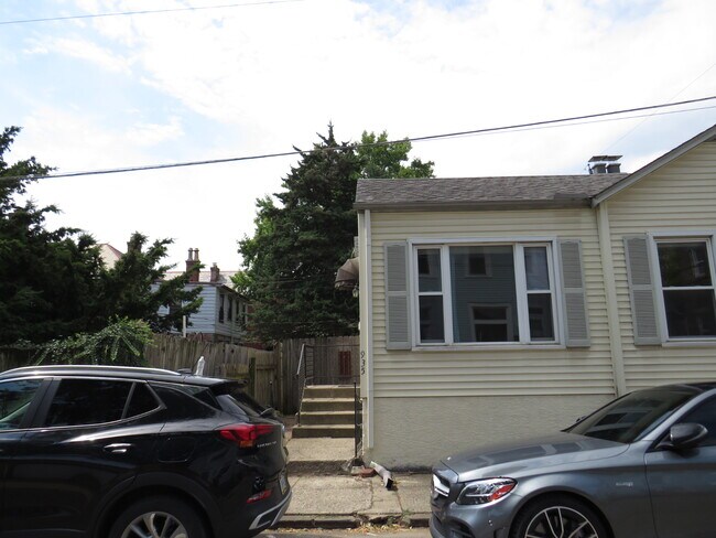 Building Photo - 935 Ebner St