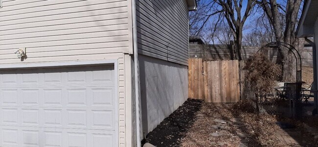 Foto del edificio - HURRY THIS WON'T LAST LONG! Gorgeous 3 bed, 2 bath in beautiful Parkville!