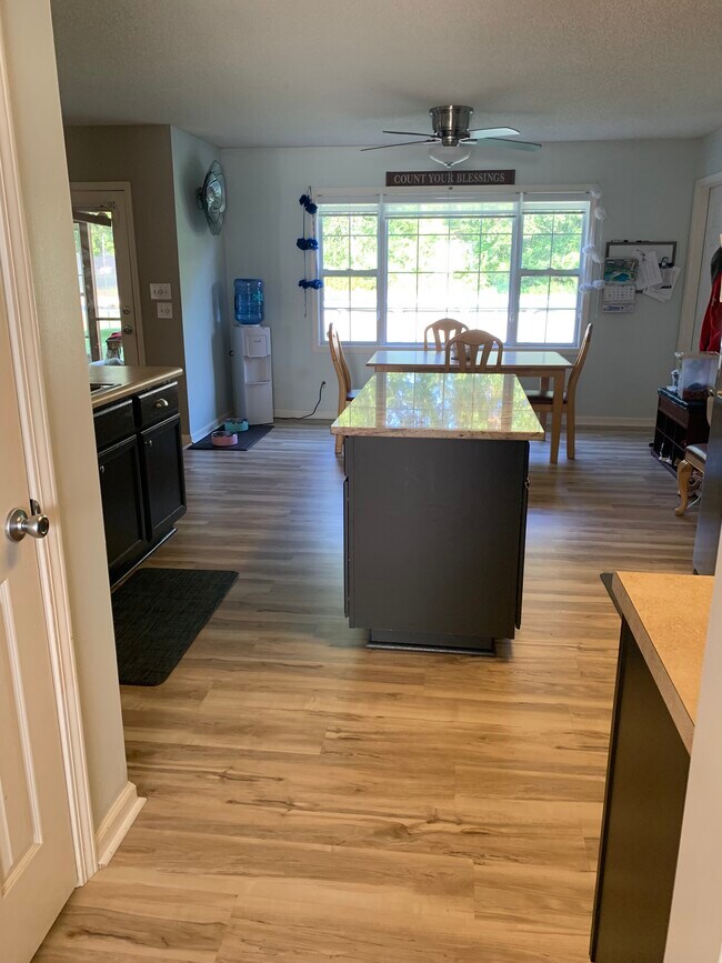 Foto del edificio - 102 Country Garden Ln