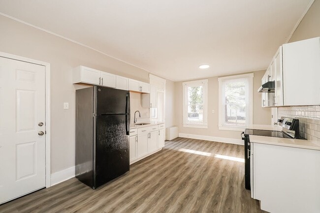 Building Photo - 4833 Greenwood Terrace