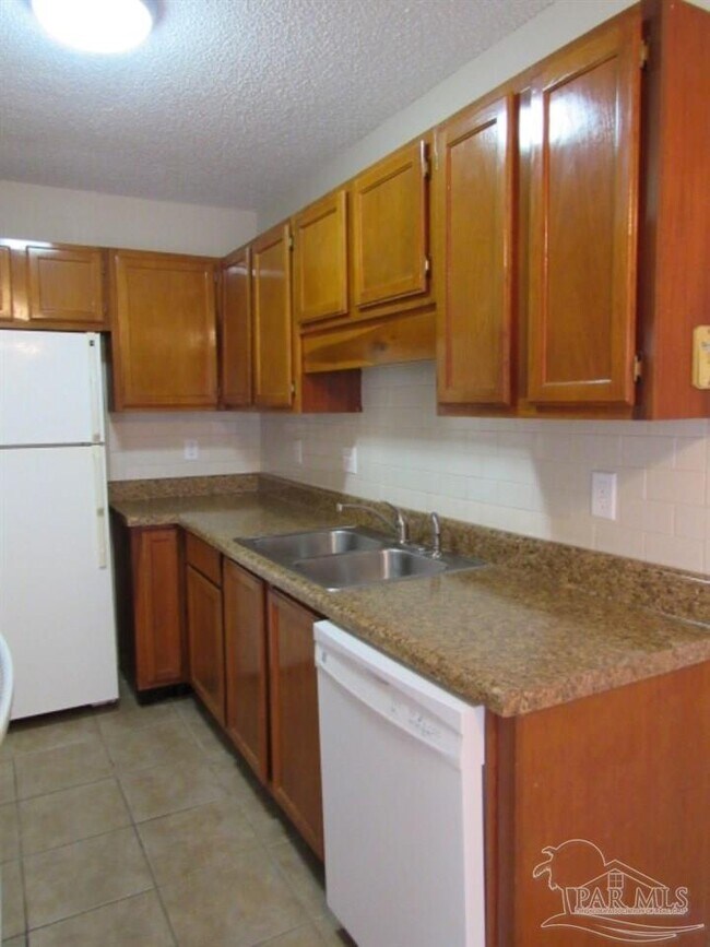 Foto del edificio - 3330 Pine Forest Rd