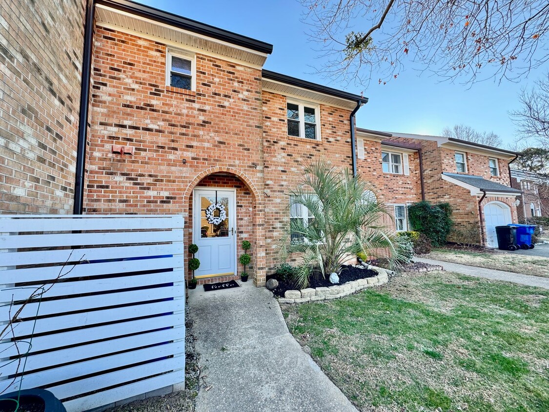 Foto principal - 3-Bedroom Townhome Ready 03-03-25! Updated...