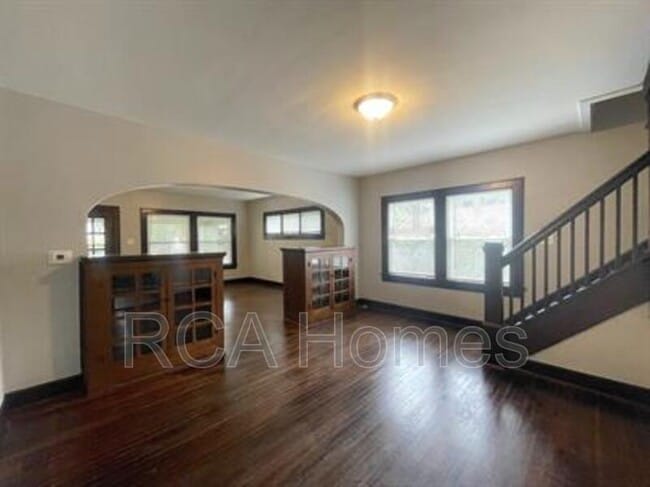 Building Photo - 916 E Tabor St