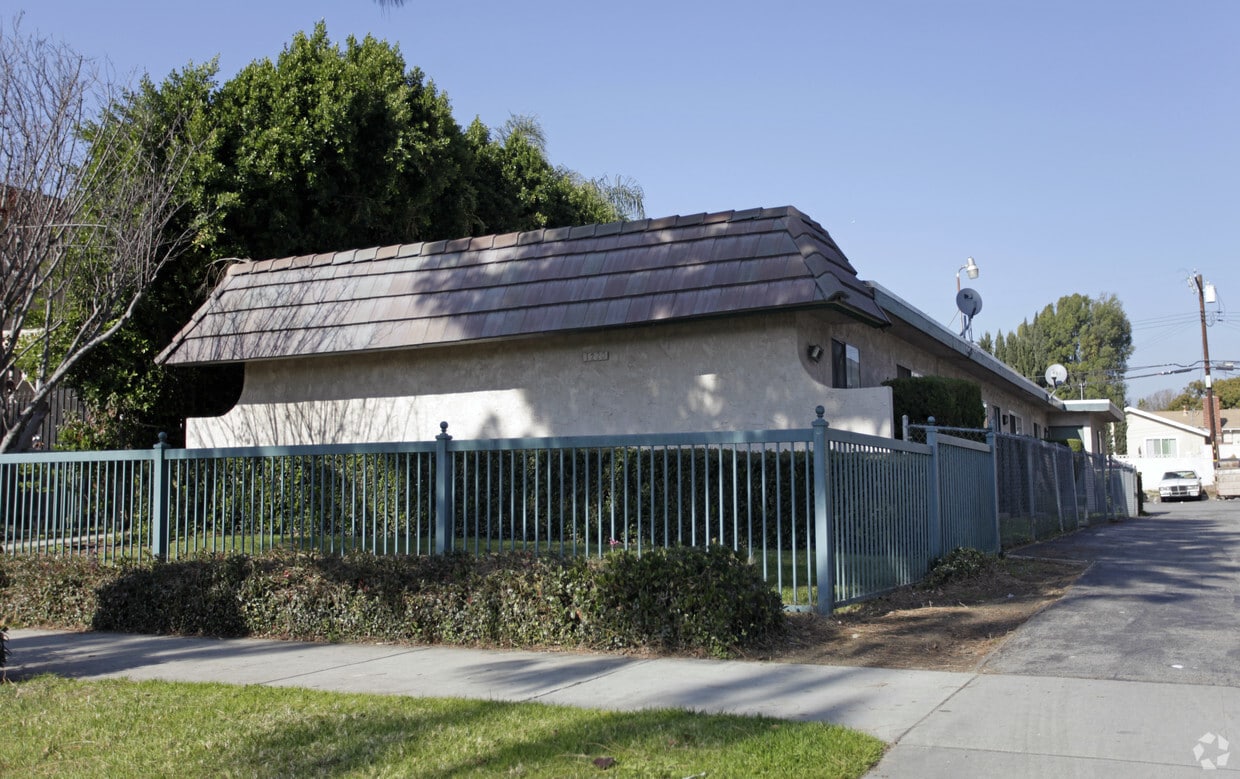 Primary Photo - Stoneridge Apartments