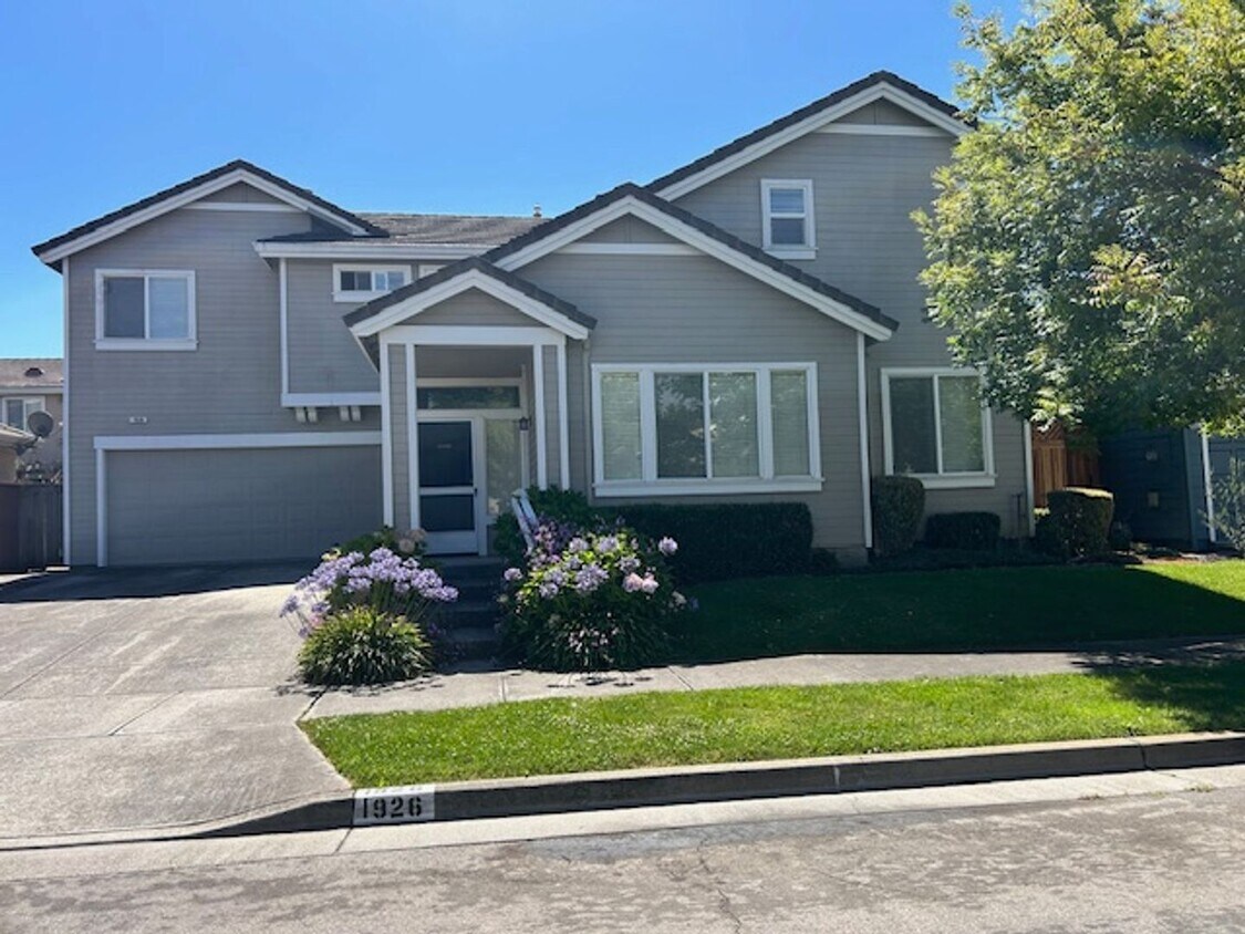 Foto principal - Spacious 4 bedroom, 2.5 Bathroom Available...