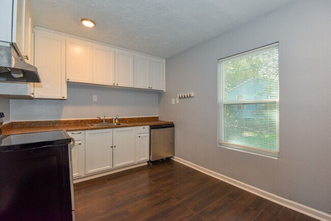 Building Photo - NICE 3 BEDROOM 1 BATH HOME