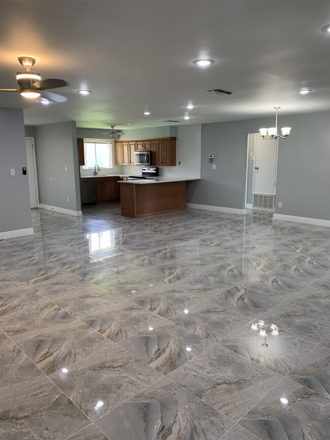 Building Photo - 5572 Memorial Dr