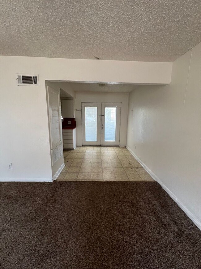 Building Photo - 2 Bed/ 1.5 Bath Townhouse