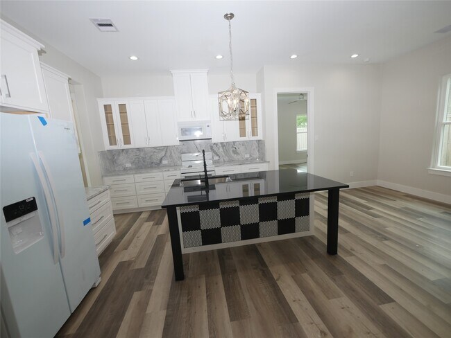 Foto del edificio - 7350 Cayton St