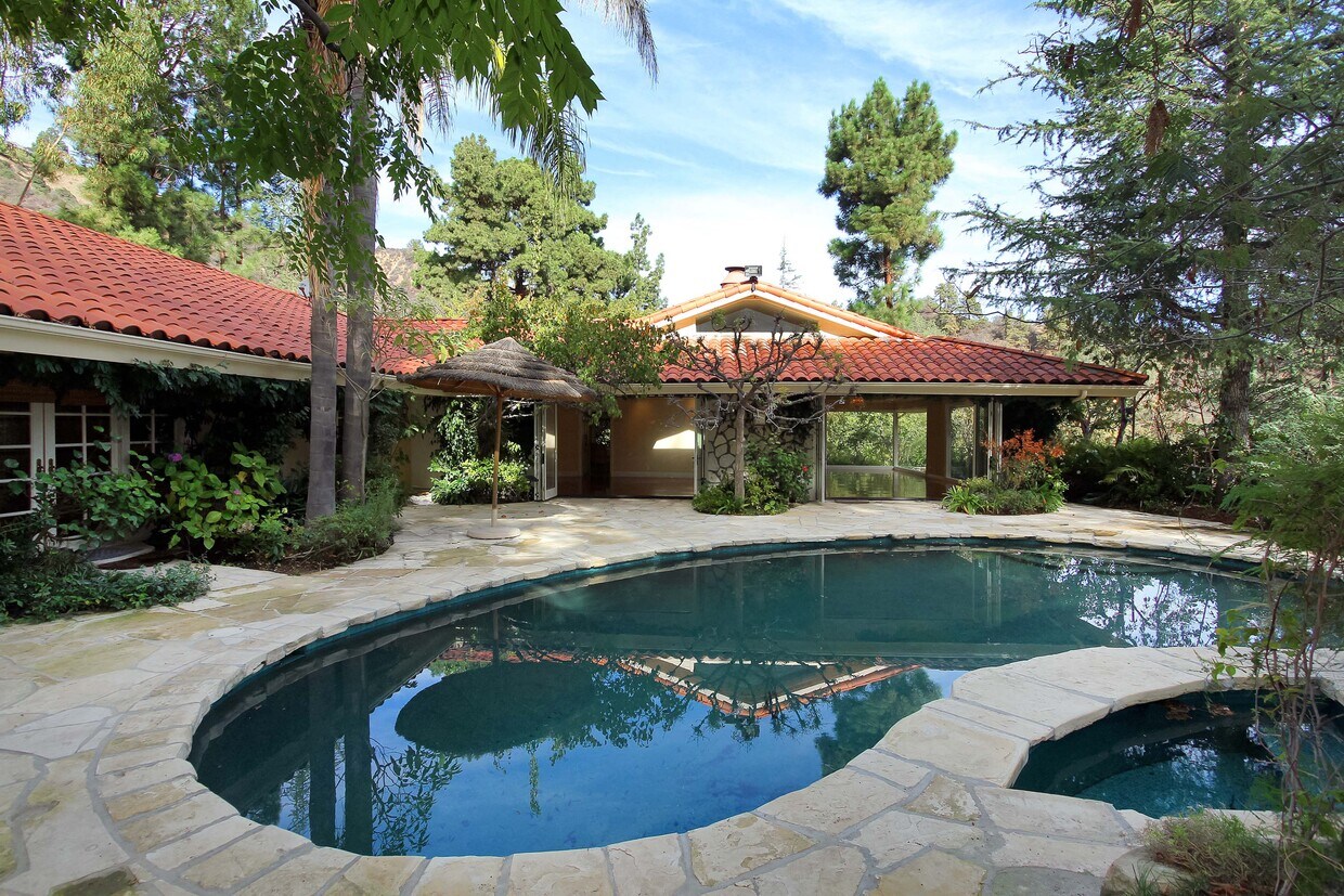 Foto principal - 1681 Stone Canyon Rd