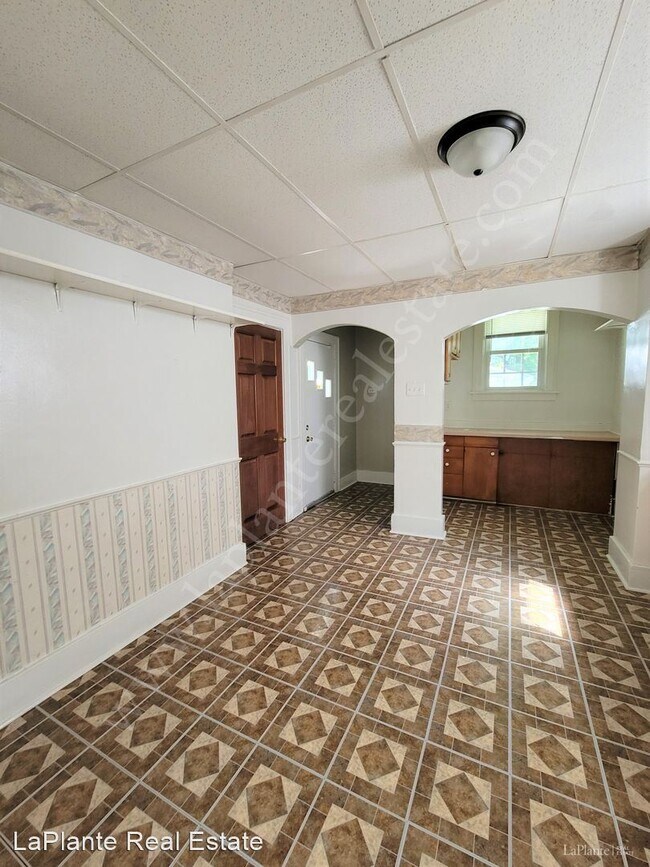 Building Photo - 3 br, 1 bath House - 910 Searles Rd 1