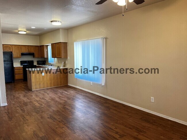 Foto del edificio - **Gated!!**Two Bedroom Townhome