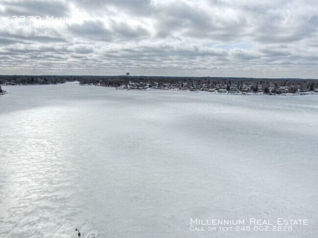 Building Photo - Lakefront colonial on Lake Oakland!