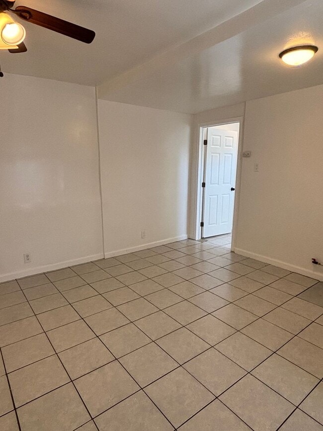 Building Photo - Beautiful 1 Bed Backhouse Available Now!