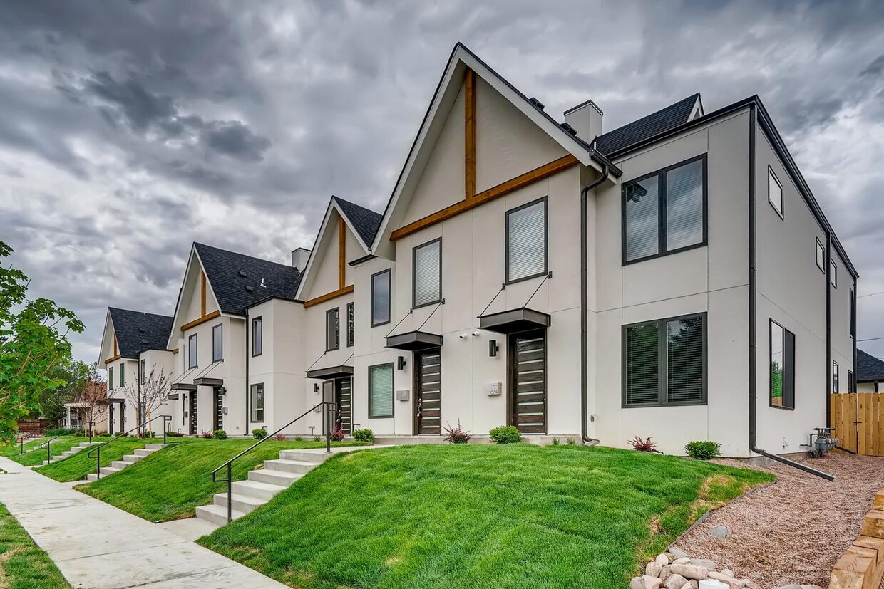 Primary Photo - Beautiful Townhome for Rent