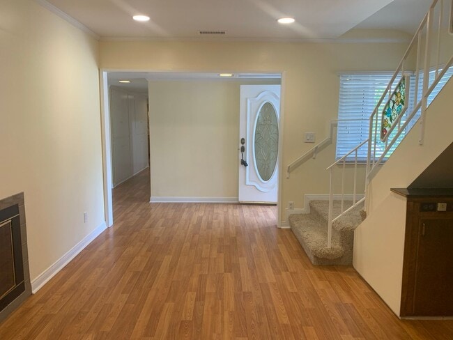 Building Photo - Gorgeous Two Story /Five Bedrooms in Burbank With Fantastic Views!!!