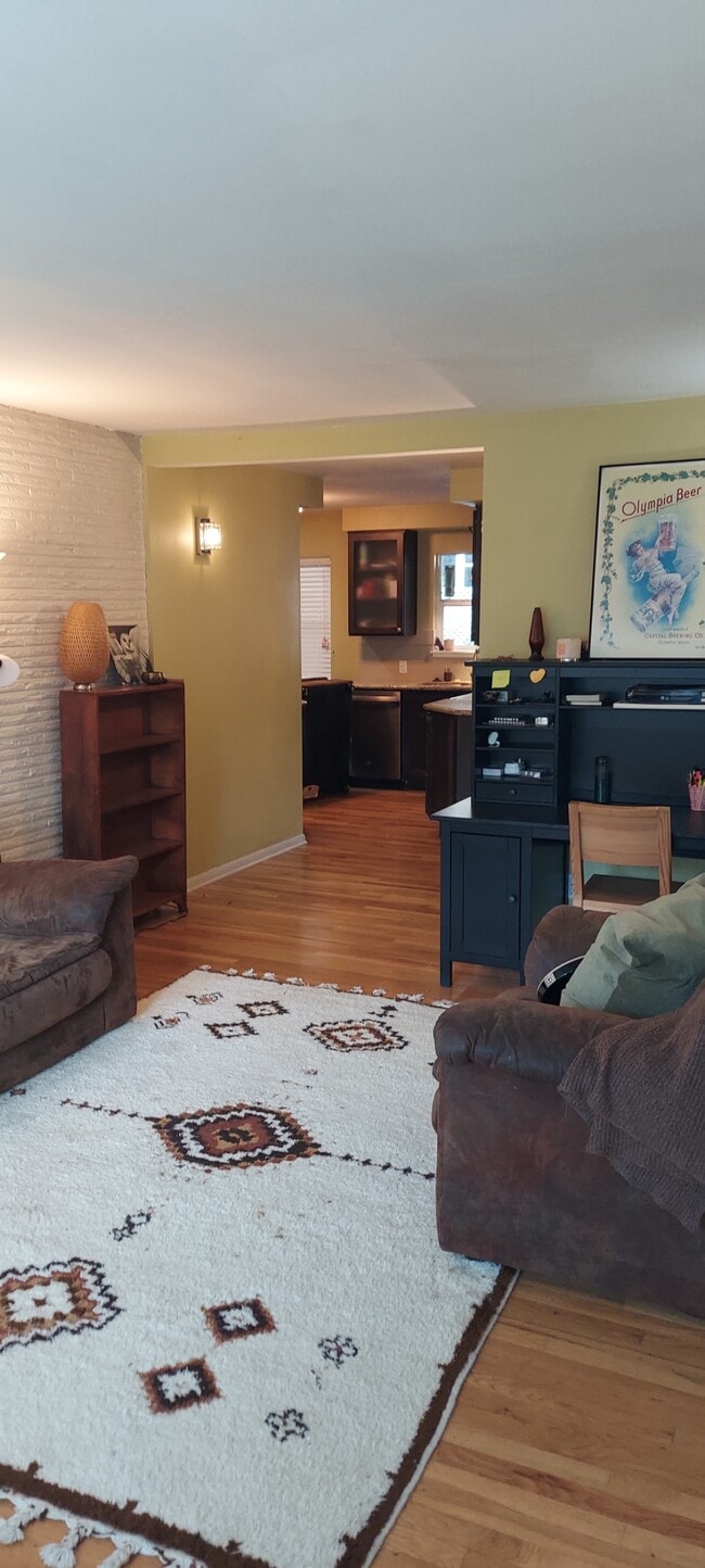 Building Photo - 222 18th Ave SW