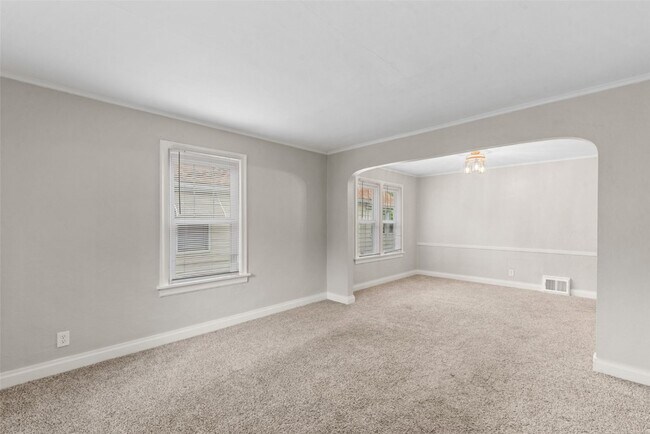 Foto del edificio - 7621 Weaver Ave