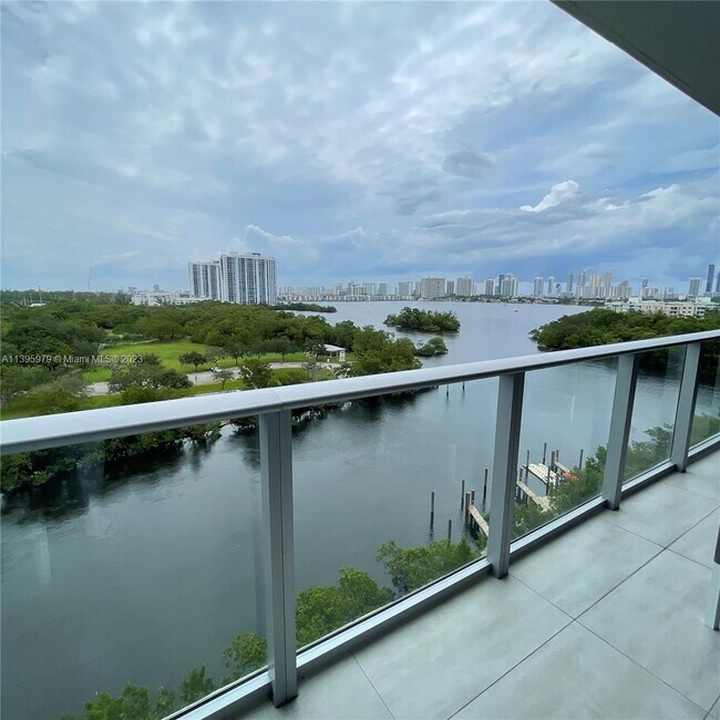 Foto del edificio - 16385 Biscayne Blvd