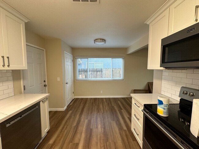 Foto del edificio - 1233 Devonshire Dr