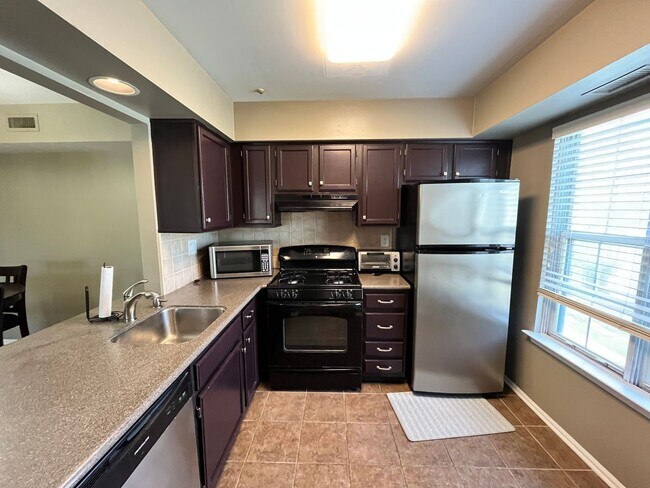 Foto del edificio - 2 bedroom condo in Newtown Grant