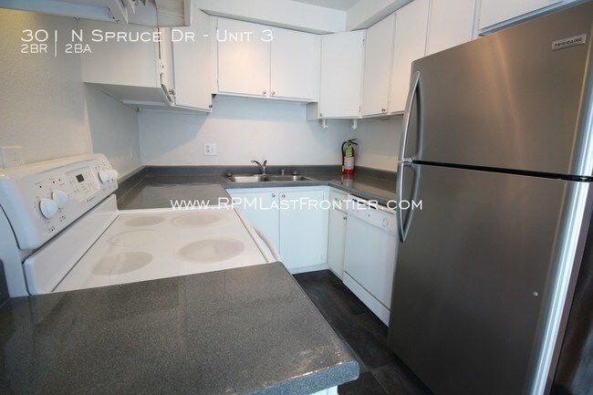 Building Photo - 301 N Spruce Dr