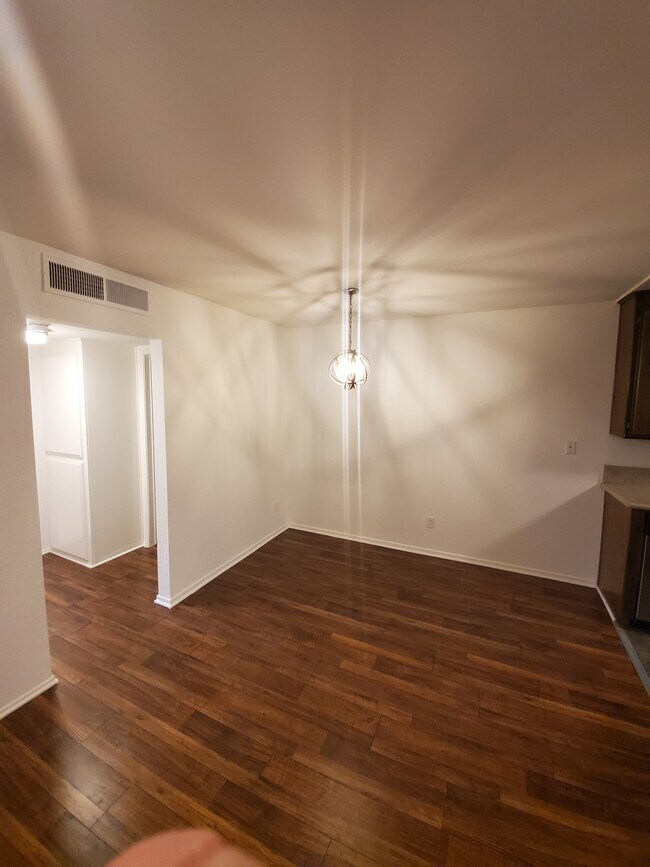 Foto del edificio - 10651 Eastborne Ave