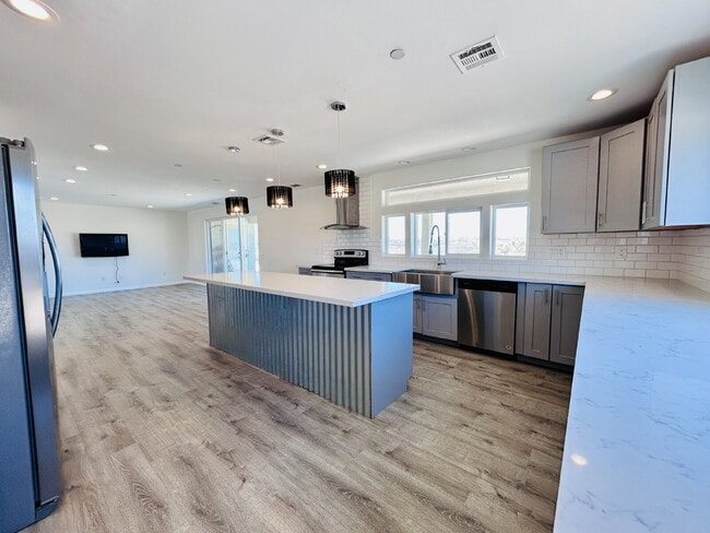 Building Photo - Gorgeous 3 bd, 2.5 ba on 1 acre