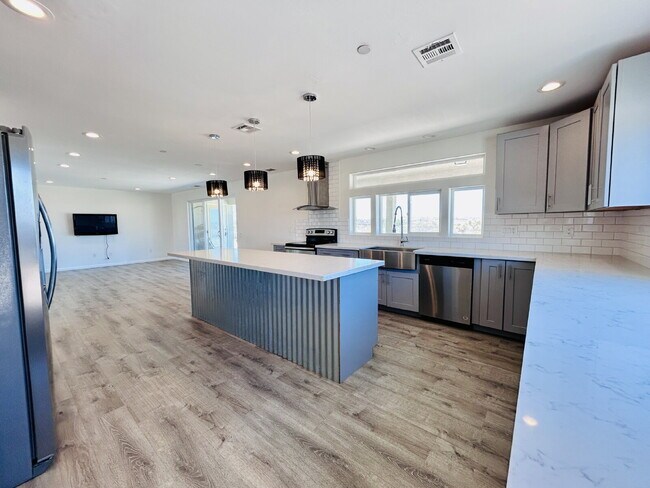 Foto del edificio - Gorgeous 3 bd, 2.5 ba on 1 acre
