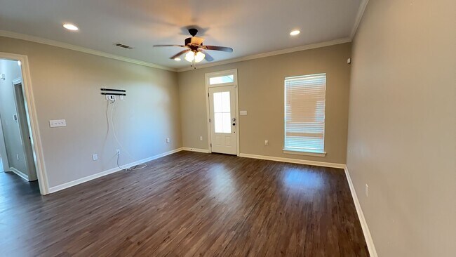 Building Photo - 3 Bedroom 2 Bath home located in coveted L...