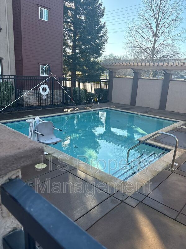 Foto del edificio - 12400 Fair Oaks Blvd