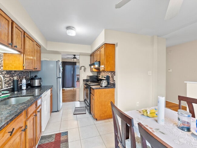 Building Photo - "Spacious 3-Bed Townhouse with 3.5 Baths i...