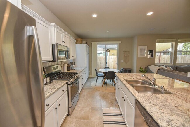 Building Photo - Beautiful 3/2.5 near Clovis East
