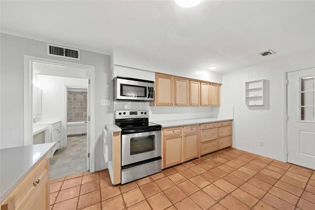 Building Photo - 216 Pinewood Ln