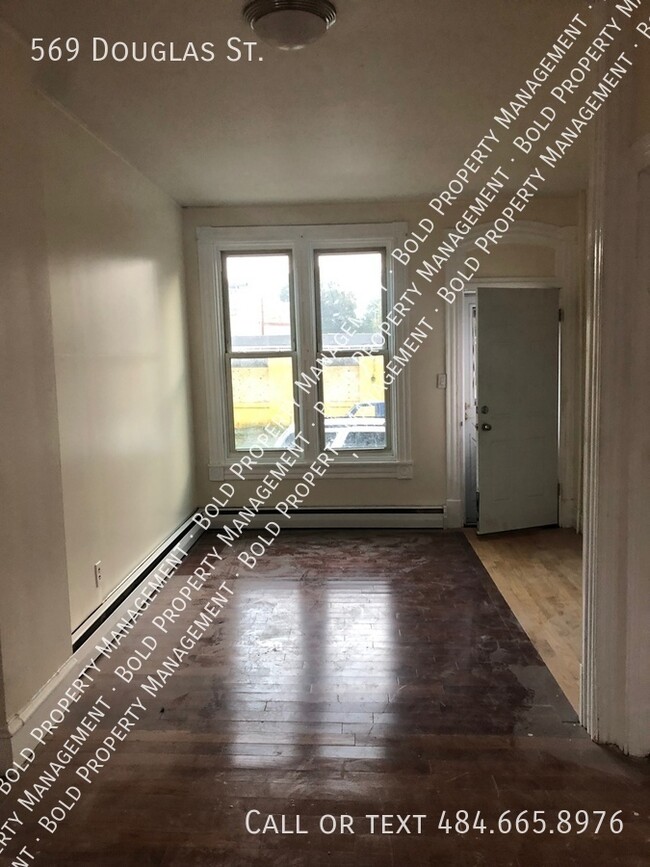 Foto del edificio - Reading 3 bedroom 1 bath with private garage