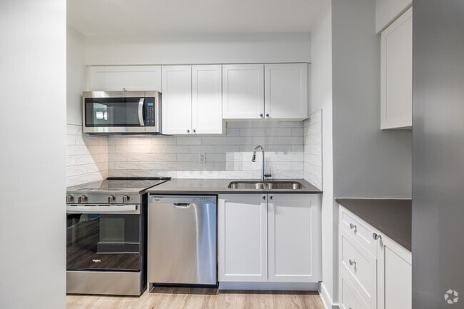 Studio, 1BA — 440SF - Kitchen - 945 Jervis Street