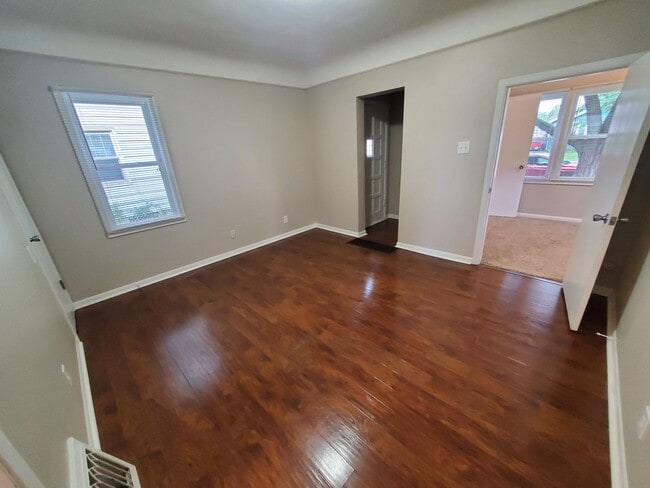 Building Photo - 2 bedroom, 1 bathroom home!