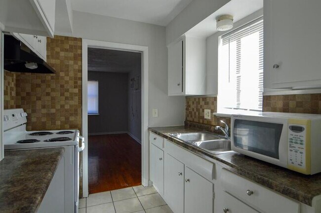 Building Photo - 801 N 48th St