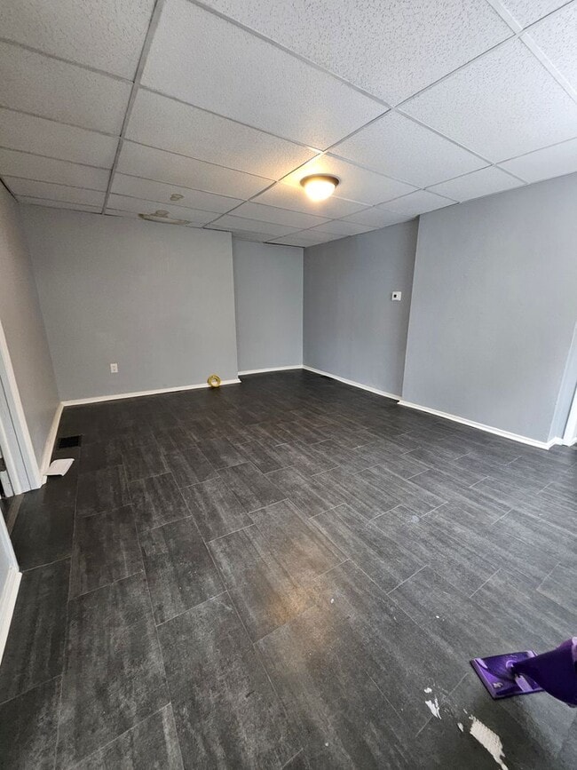 Building Photo - Lower 2 bedroom unit East Side